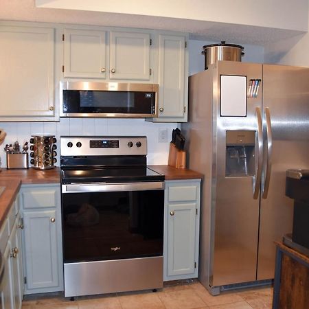 Cozy Mountain Getaway! Mountain Views! 2 Bed, 2 Bath, Sleeps 6 Apartment Gatlinburg Exterior photo