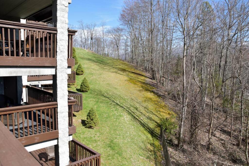 Cozy Mountain Getaway! Mountain Views! 2 Bed, 2 Bath, Sleeps 6 Apartment Gatlinburg Exterior photo