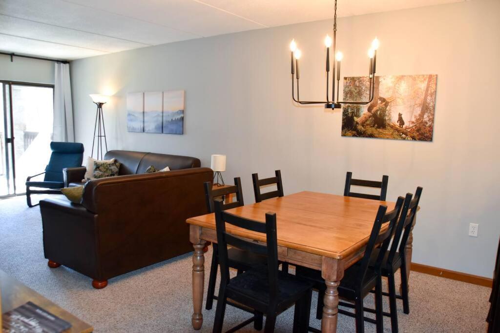 Cozy Mountain Getaway! Mountain Views! 2 Bed, 2 Bath, Sleeps 6 Apartment Gatlinburg Exterior photo