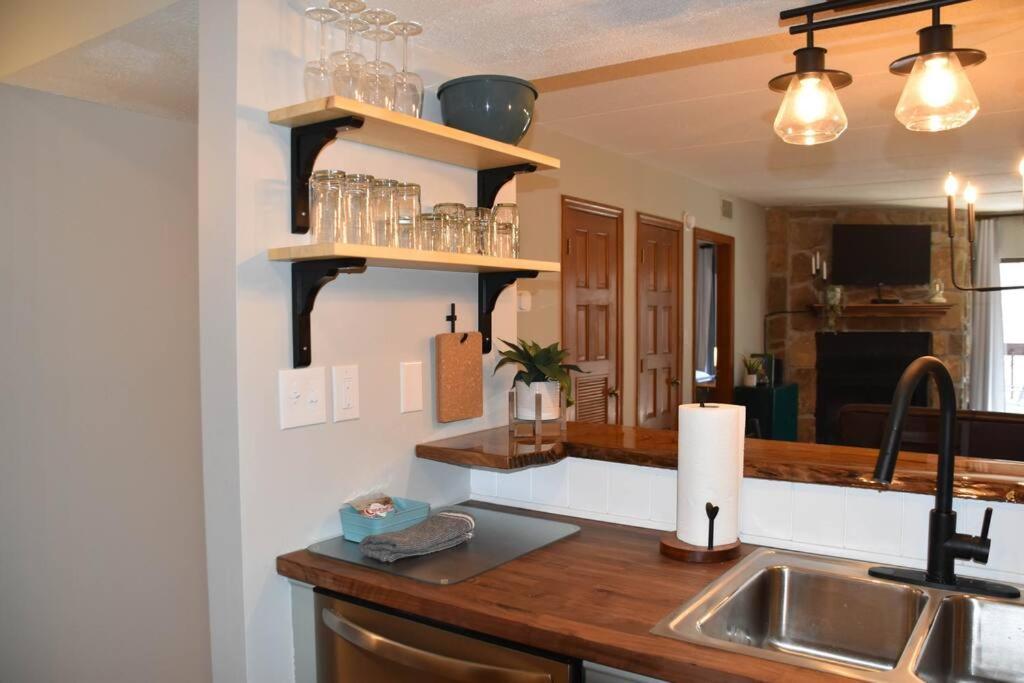 Cozy Mountain Getaway! Mountain Views! 2 Bed, 2 Bath, Sleeps 6 Apartment Gatlinburg Exterior photo