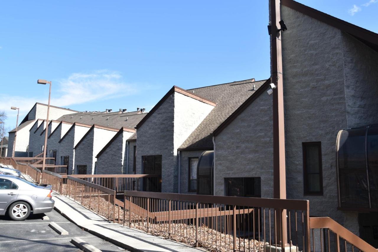 Cozy Mountain Getaway! Mountain Views! 2 Bed, 2 Bath, Sleeps 6 Apartment Gatlinburg Exterior photo