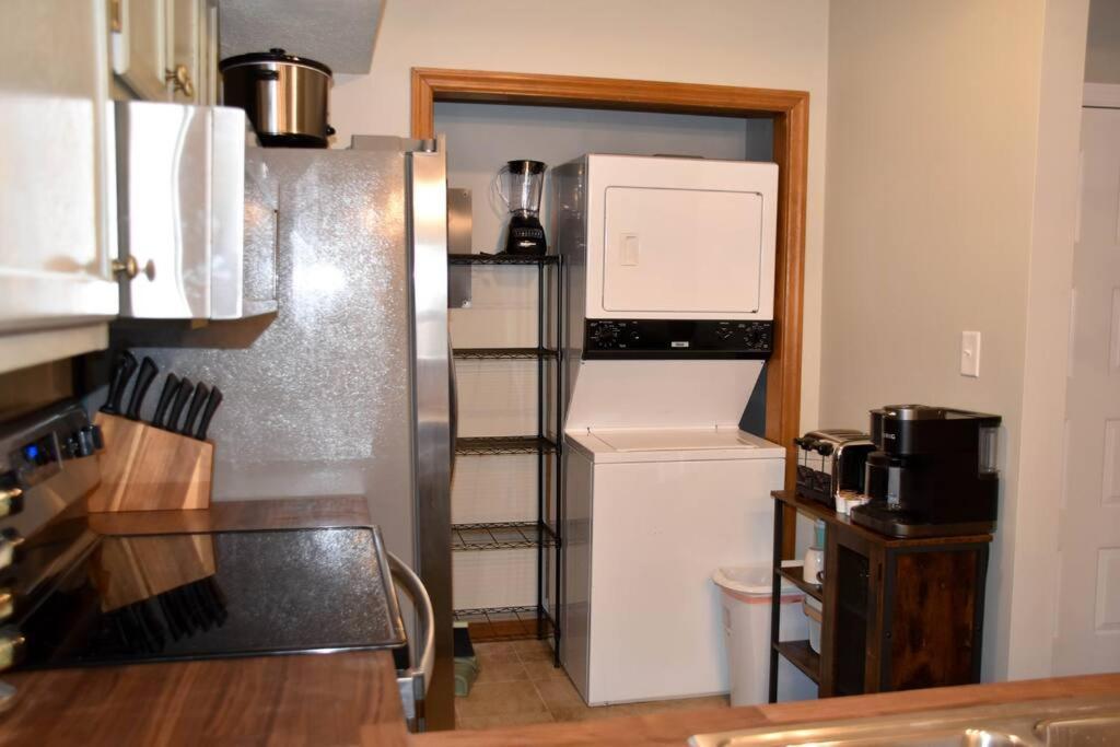 Cozy Mountain Getaway! Mountain Views! 2 Bed, 2 Bath, Sleeps 6 Apartment Gatlinburg Exterior photo