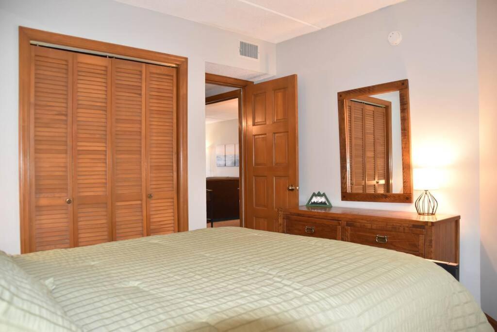 Cozy Mountain Getaway! Mountain Views! 2 Bed, 2 Bath, Sleeps 6 Apartment Gatlinburg Exterior photo