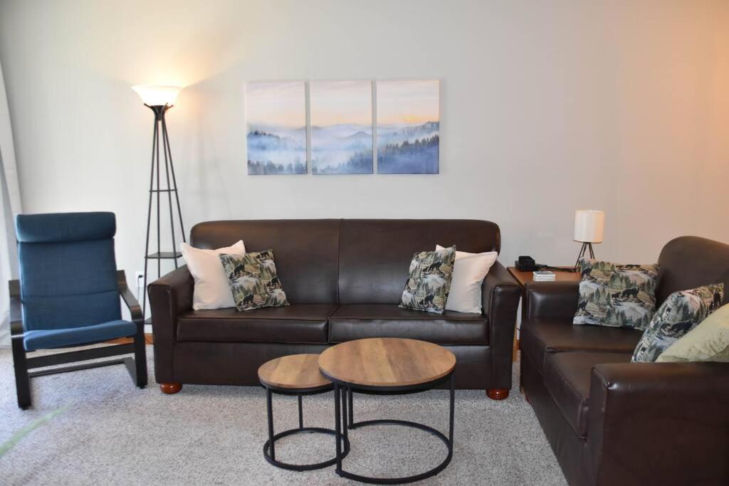Cozy Mountain Getaway! Mountain Views! 2 Bed, 2 Bath, Sleeps 6 Apartment Gatlinburg Exterior photo