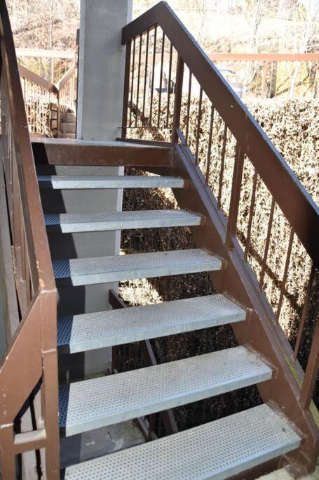 Cozy Mountain Getaway! Mountain Views! 2 Bed, 2 Bath, Sleeps 6 Apartment Gatlinburg Exterior photo