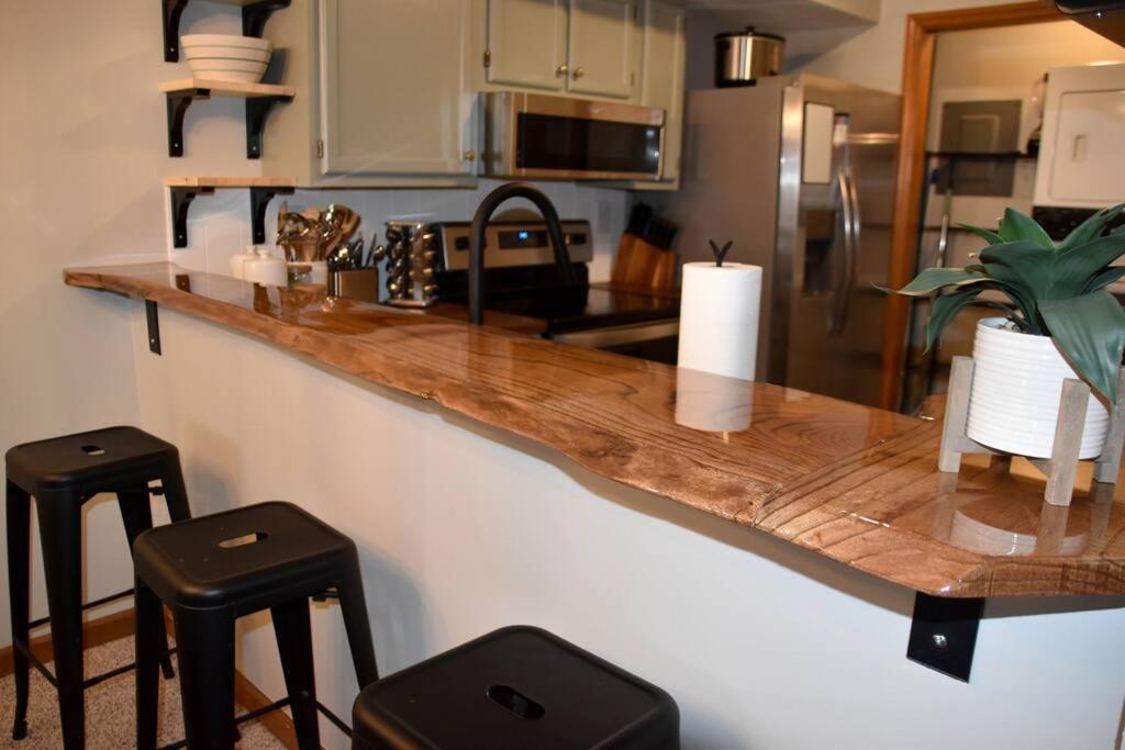 Cozy Mountain Getaway! Mountain Views! 2 Bed, 2 Bath, Sleeps 6 Apartment Gatlinburg Exterior photo