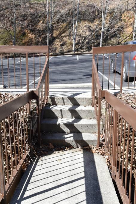 Cozy Mountain Getaway! Mountain Views! 2 Bed, 2 Bath, Sleeps 6 Apartment Gatlinburg Exterior photo