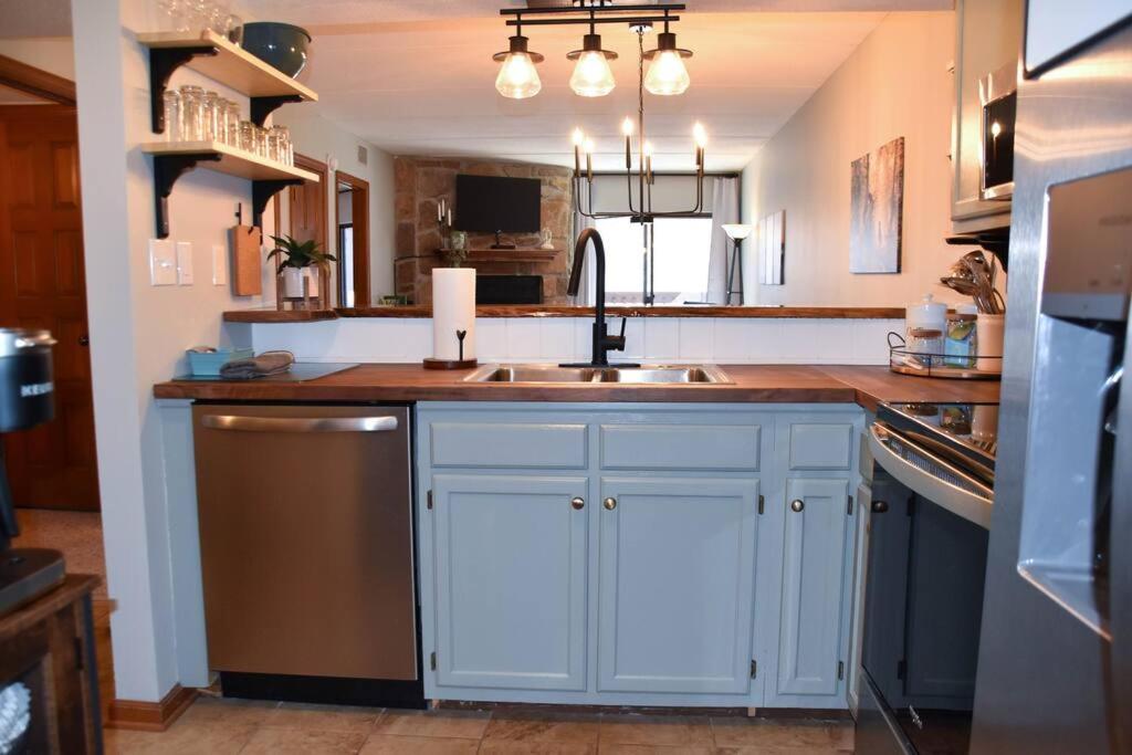 Cozy Mountain Getaway! Mountain Views! 2 Bed, 2 Bath, Sleeps 6 Apartment Gatlinburg Exterior photo